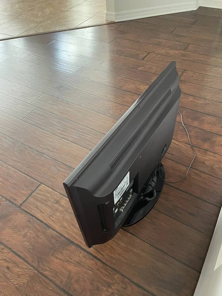 Samsung UN32EH4003 TVs Used - Good Black