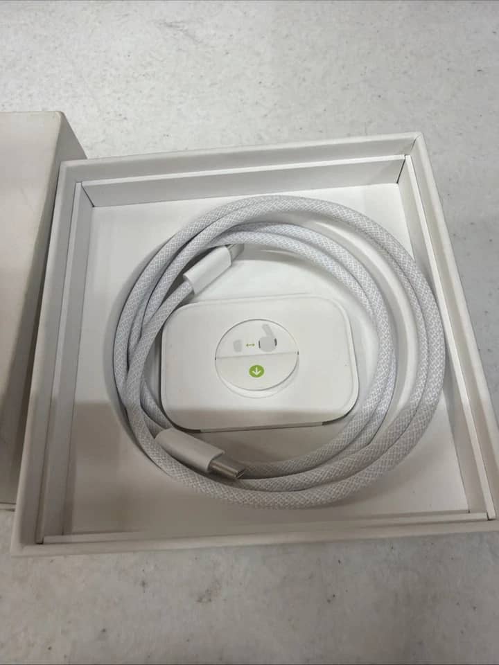 Apple AirPods Pro 2 Headphones & Earbuds New White