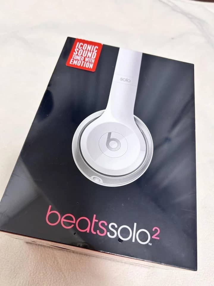 Beats Solo 2 Wireless Headphones & Earbuds New Gold