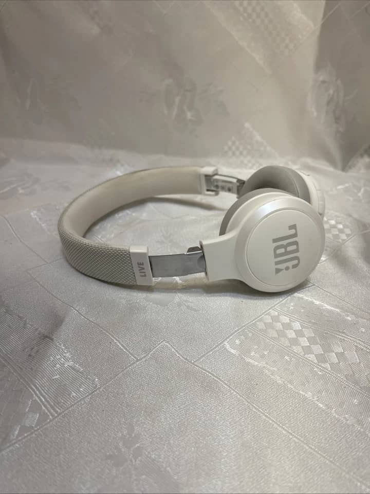 JBL Live 400BT Headphones & Earbuds New Blue