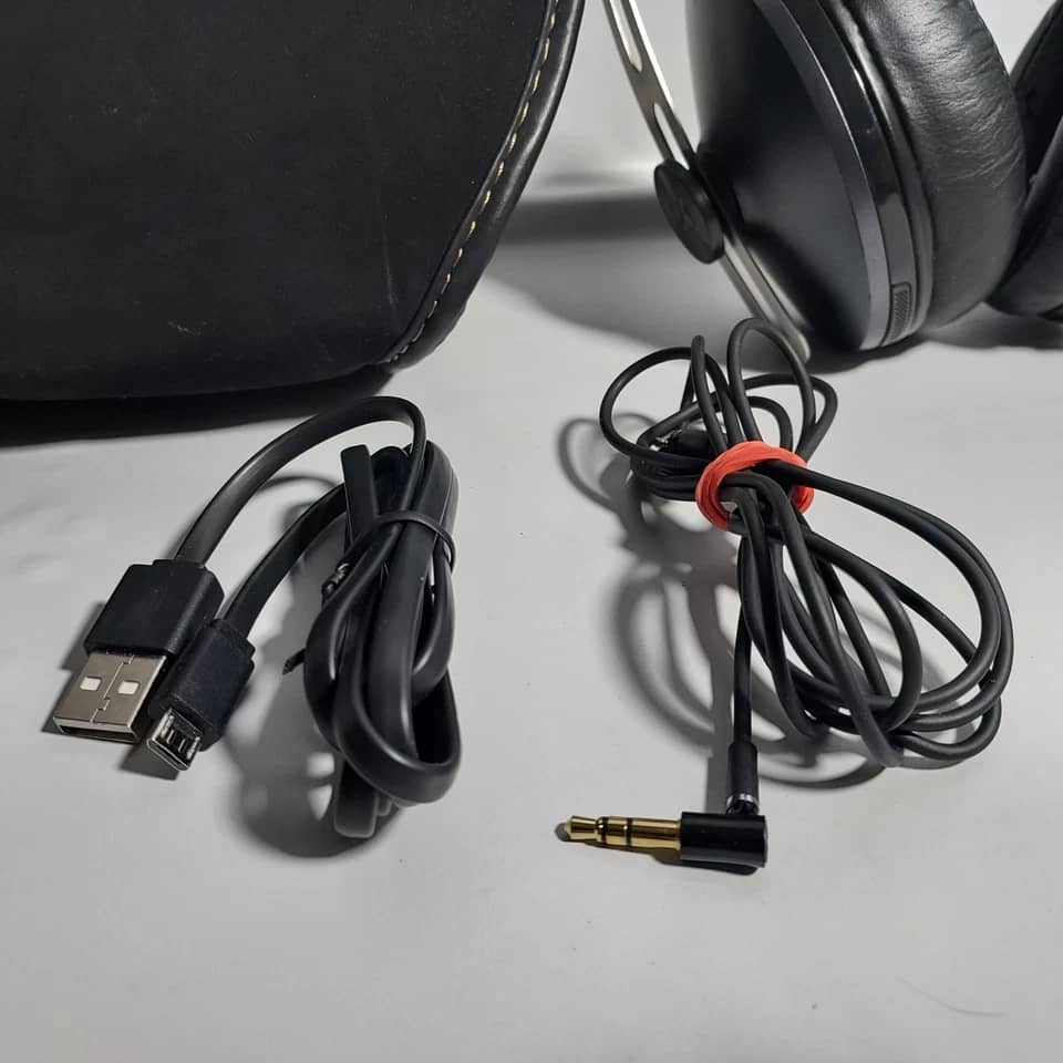 Sennheiser Momentum 2 Wireless Headphones & Earbuds Used - Good Black