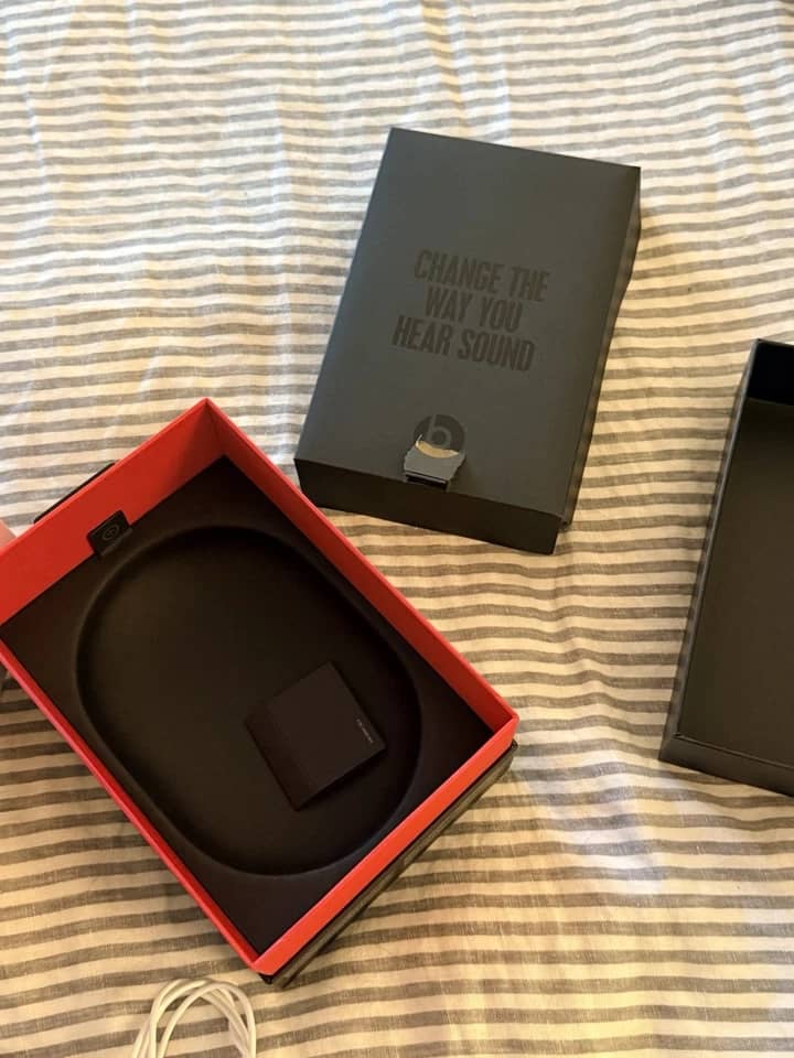 Beats Solo 3 Wireless Headphones & Earbuds New White
