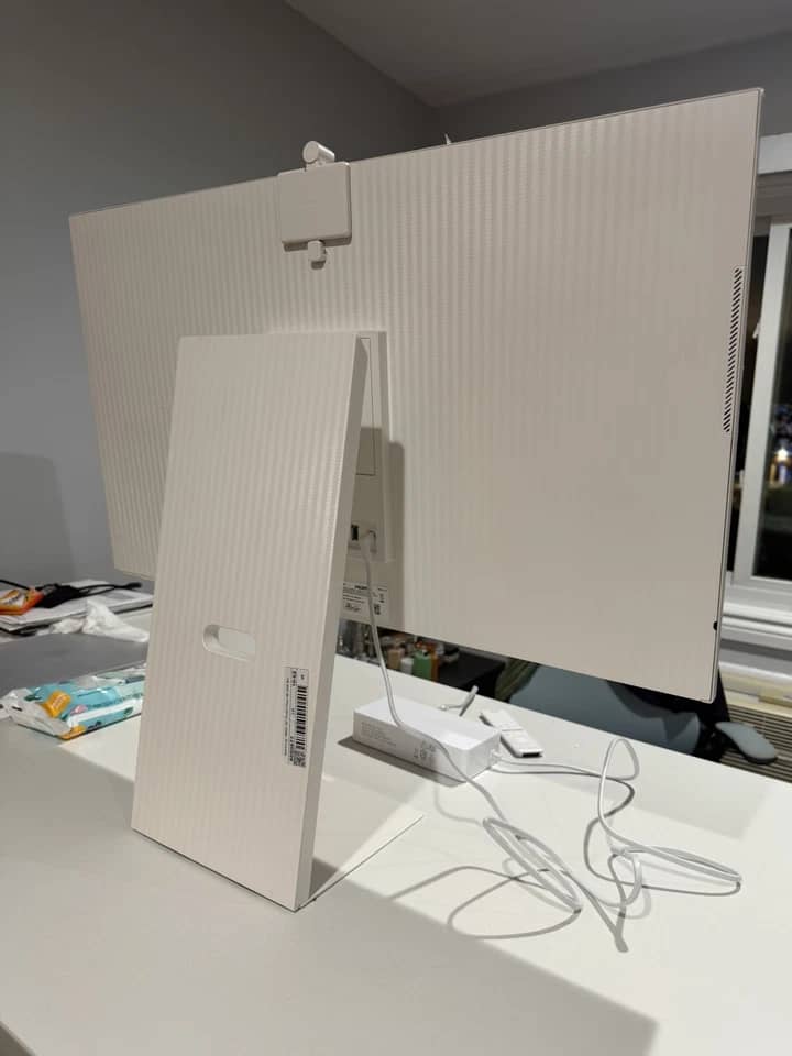Samsung M8 Monitors Open-Box Excellent White
