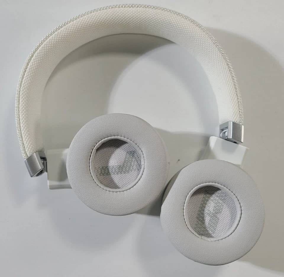 JBL Live 460NC Headphones & Earbuds New White