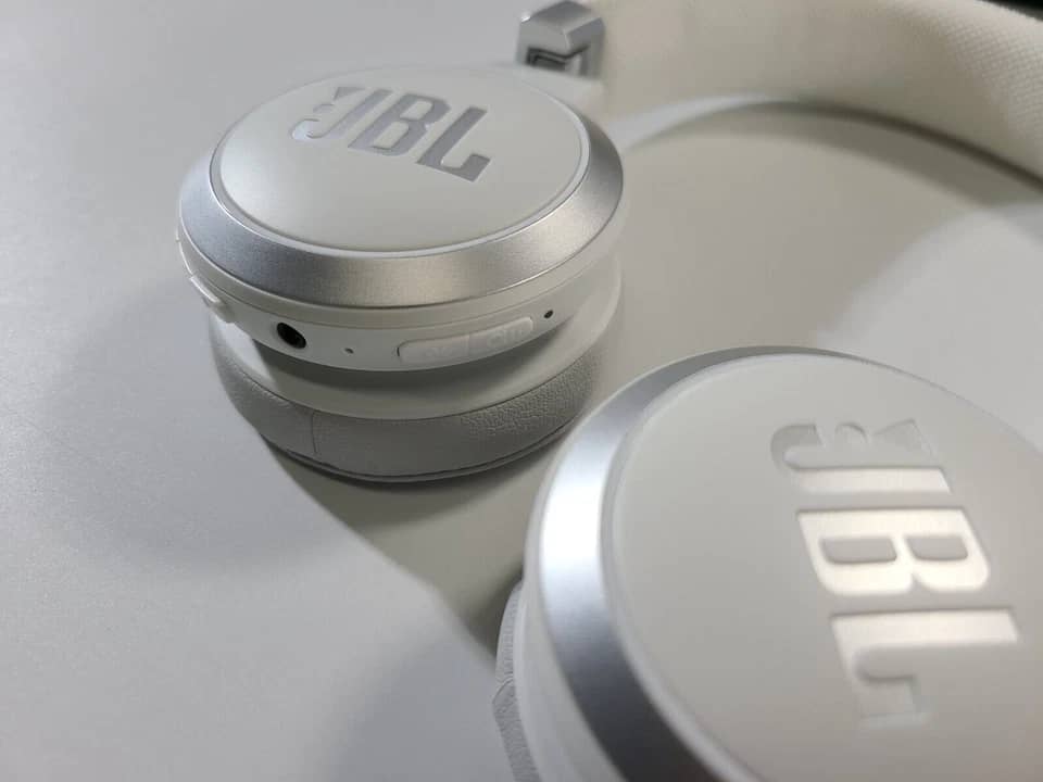 JBL Live 460NC Headphones & Earbuds New White