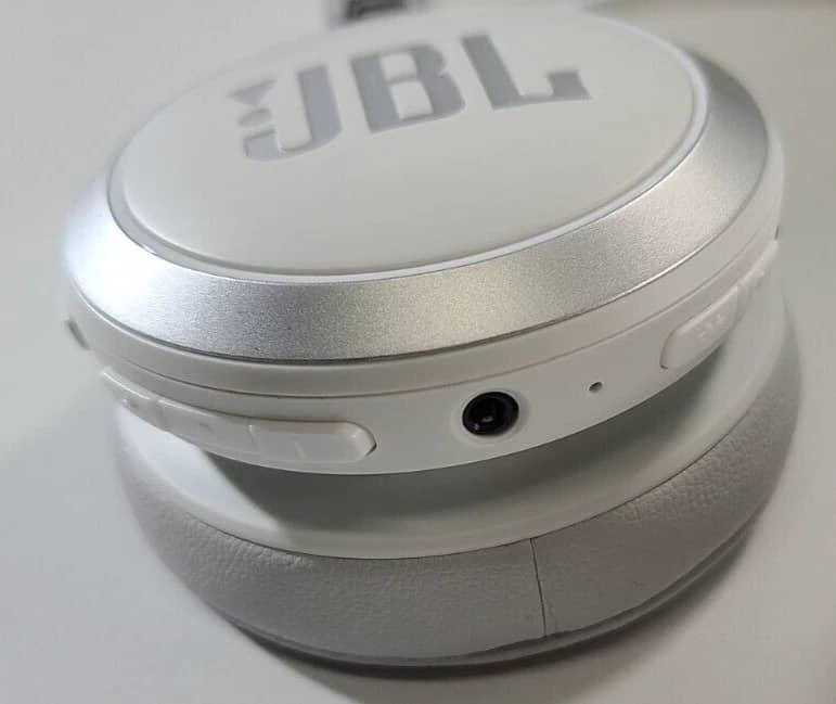 JBL Live 460NC Headphones & Earbuds New White