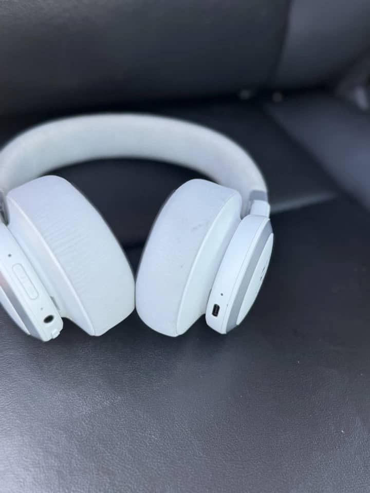 JBL Live 660NC Headphones & Earbuds New Blue