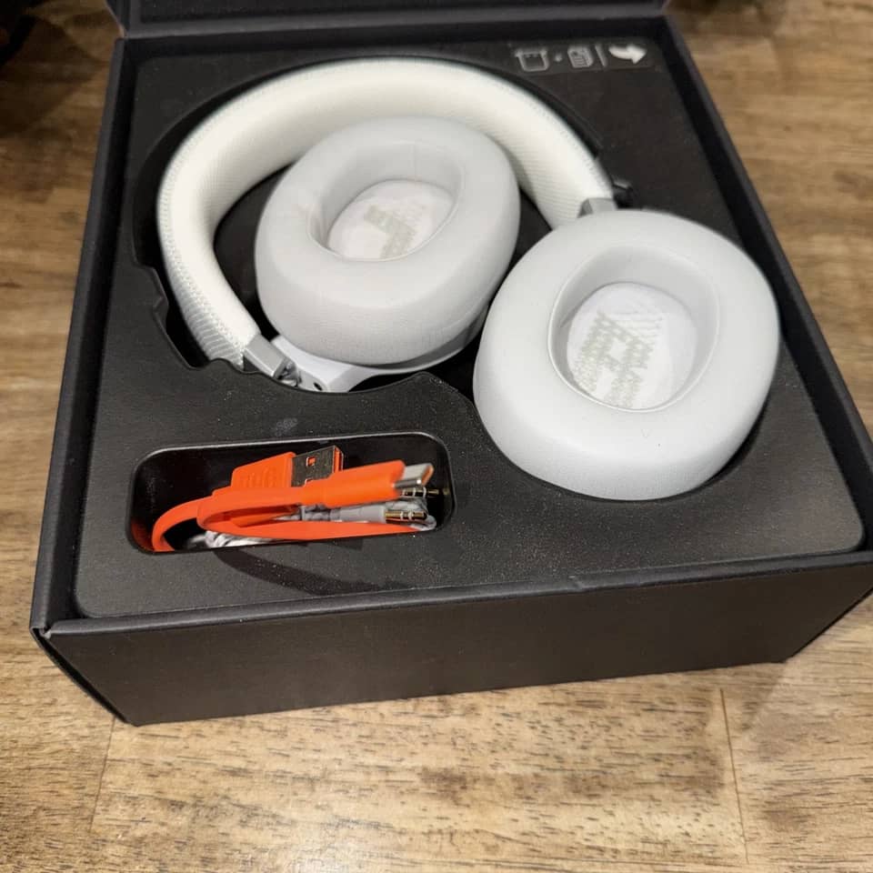 JBL Live 660NC Headphones & Earbuds New Black