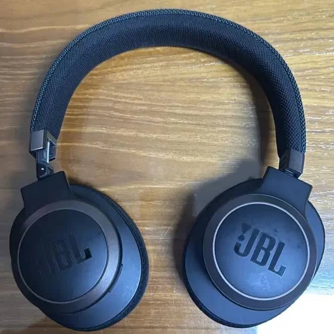 JBL Live 650BTNC Headphones & Earbuds New White