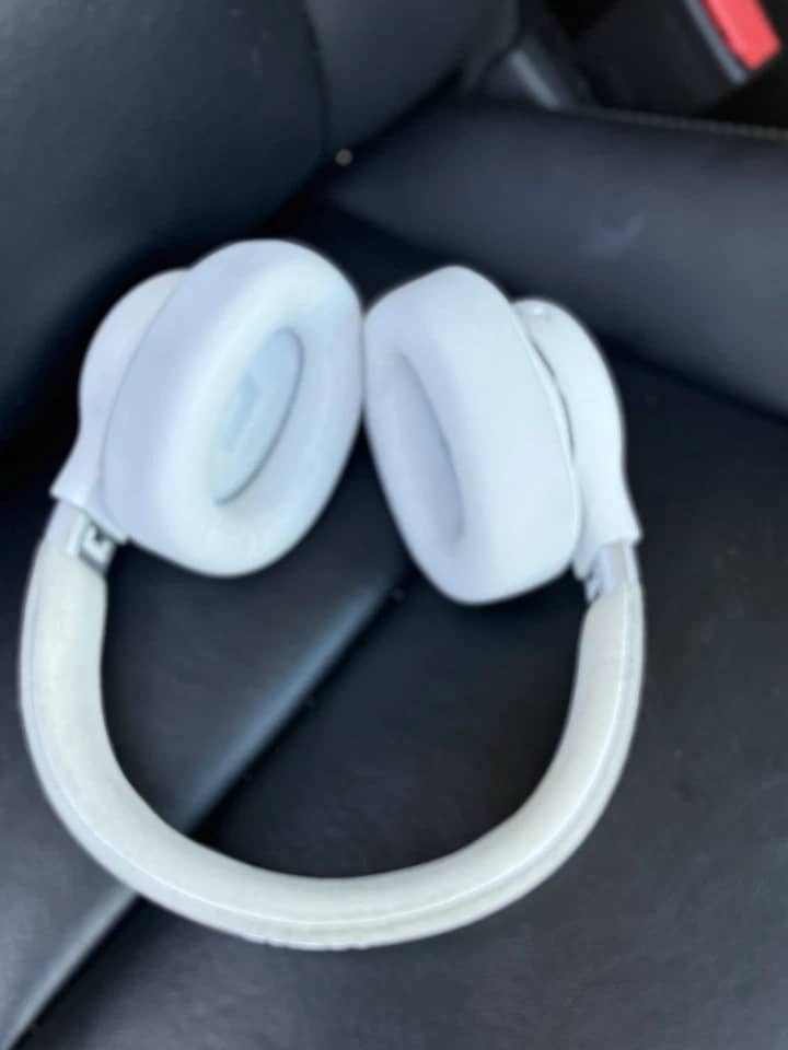 JBL Live 660NC Headphones & Earbuds New Blue