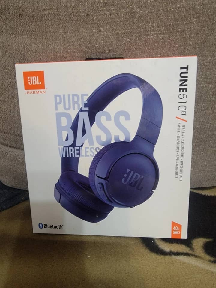 JBL Live 400BT Headphones & Earbuds New Blue