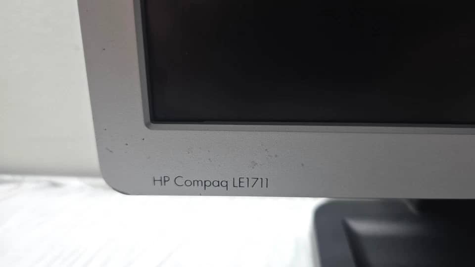 HP LE1711 Monitors Open-Box Excellent Silver