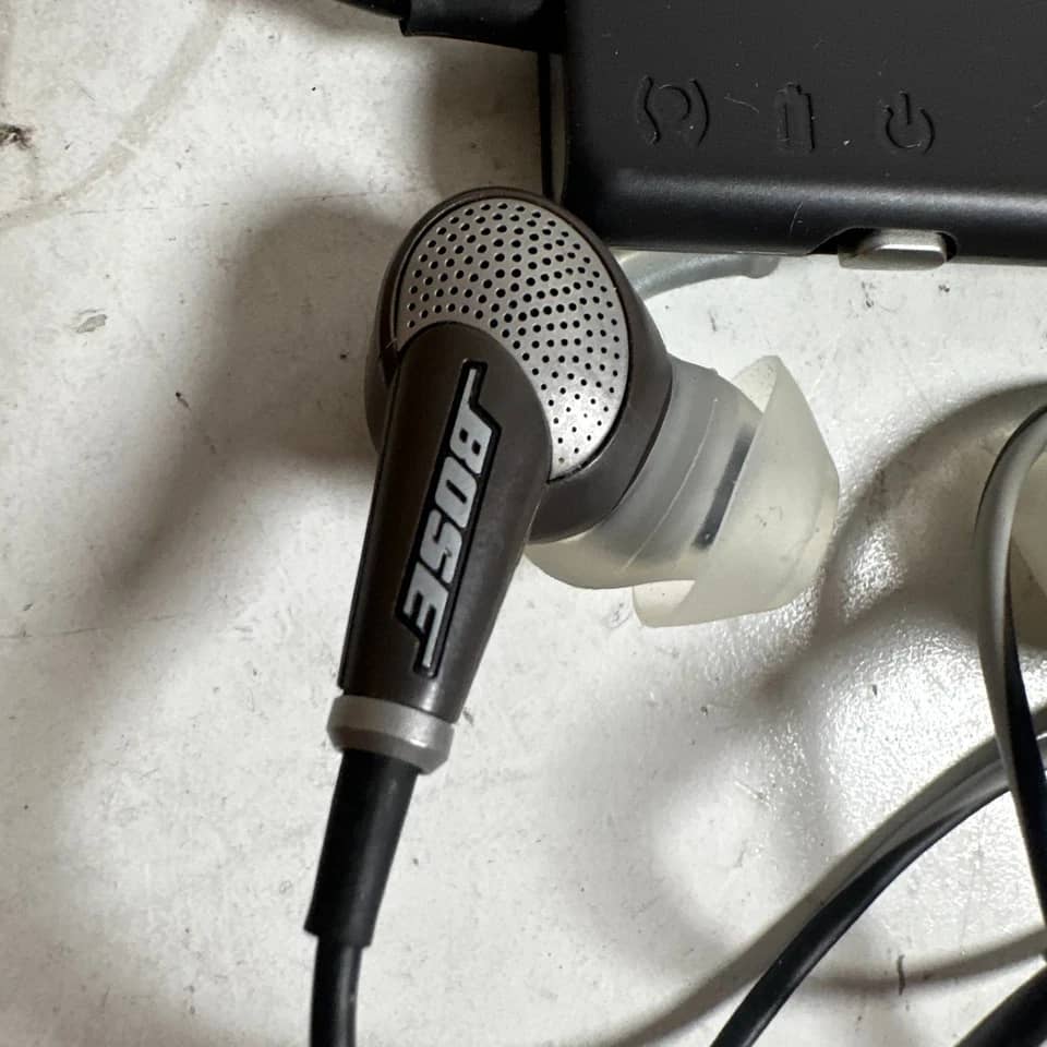 Bose QuietComfort 20 Headphones & Earbuds New Gray