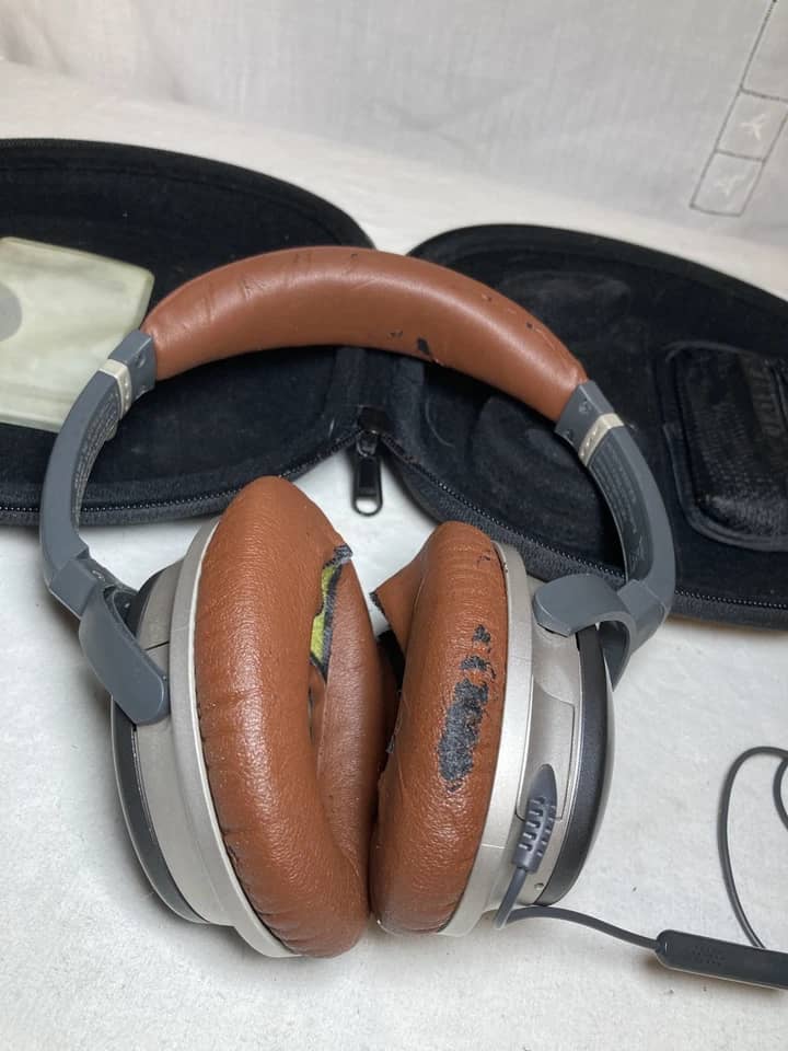 Bose QuietComfort 15 Headphones & Earbuds New Blue
