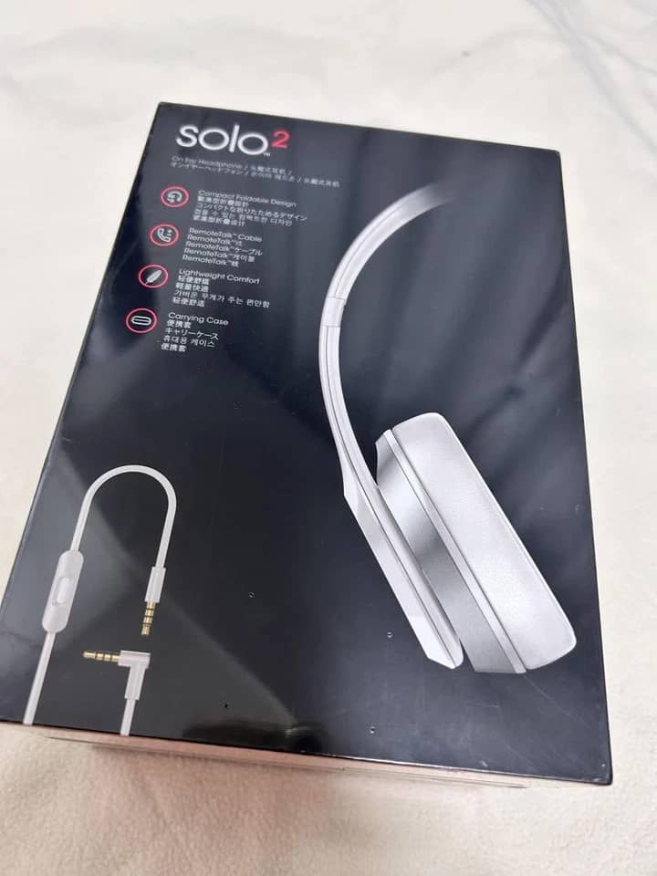 Beats Solo 2 Wireless Headphones & Earbuds New Gold