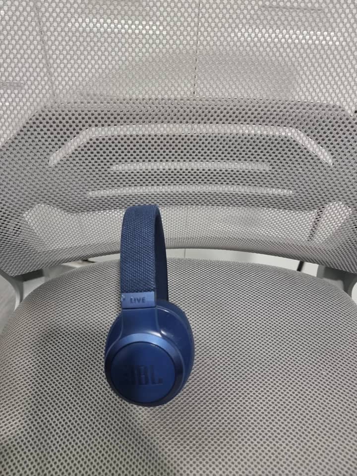 JBL Live 660NC Headphones & Earbuds New Blue