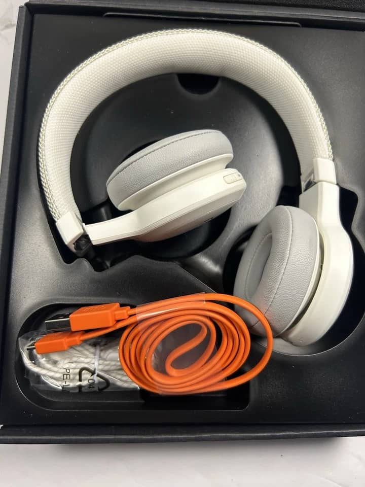 JBL Live 400BT Headphones & Earbuds New Blue