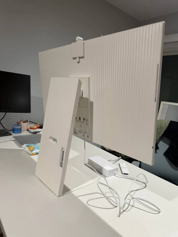 Samsung M8 Monitors Open-Box Excellent White