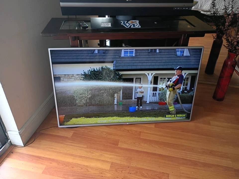 LG 70UN7070PUA TVs Used - Good Gray