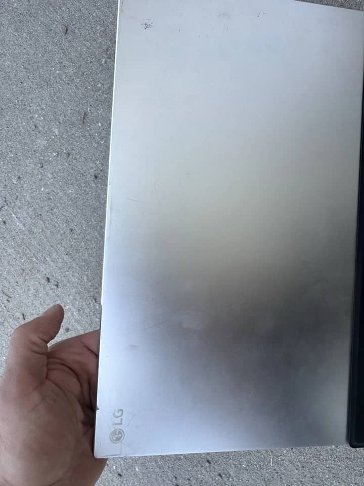LG 16MQ70 Monitors Used - Good Silver