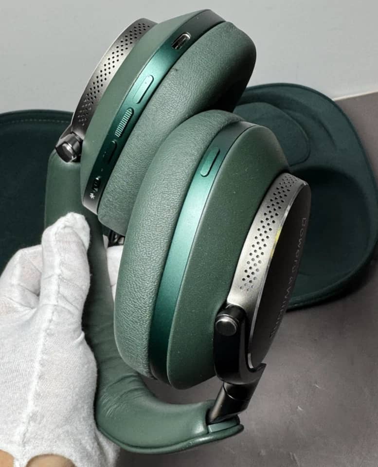 Bowers & Wilkins PX8 Headphones & Earbuds New Black