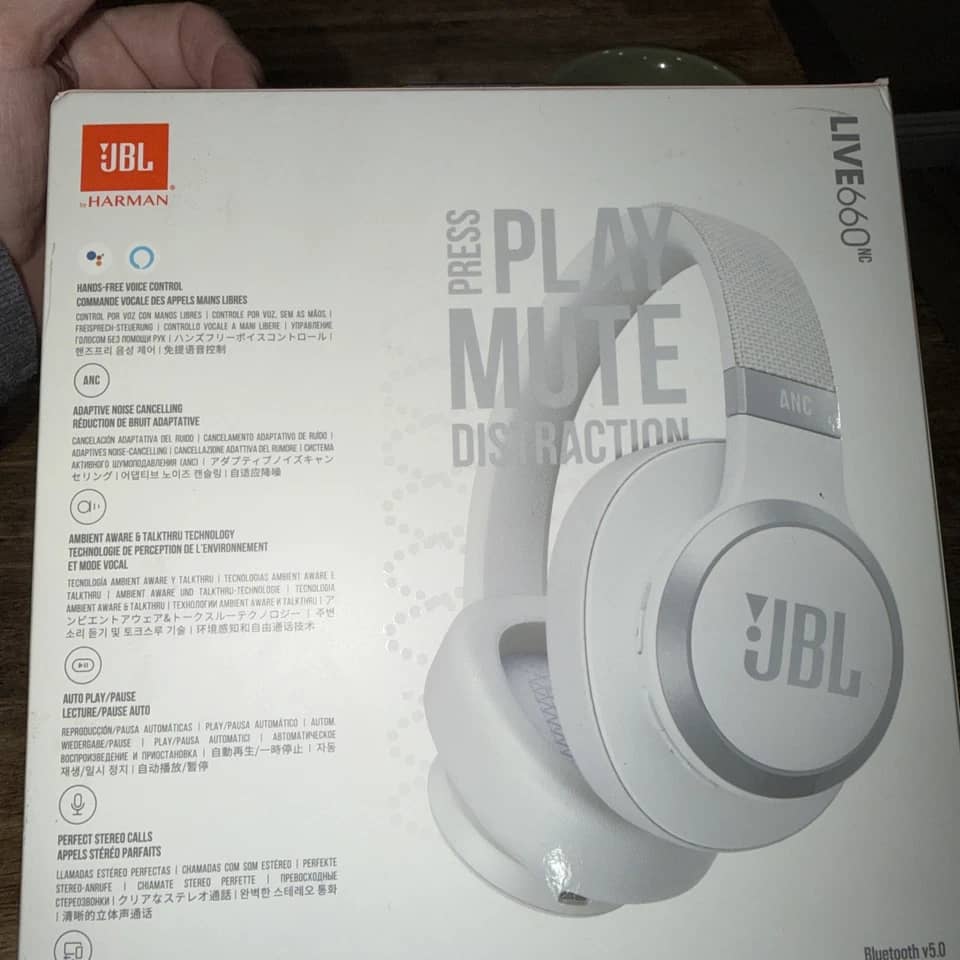 JBL Live 660NC Headphones & Earbuds New Black