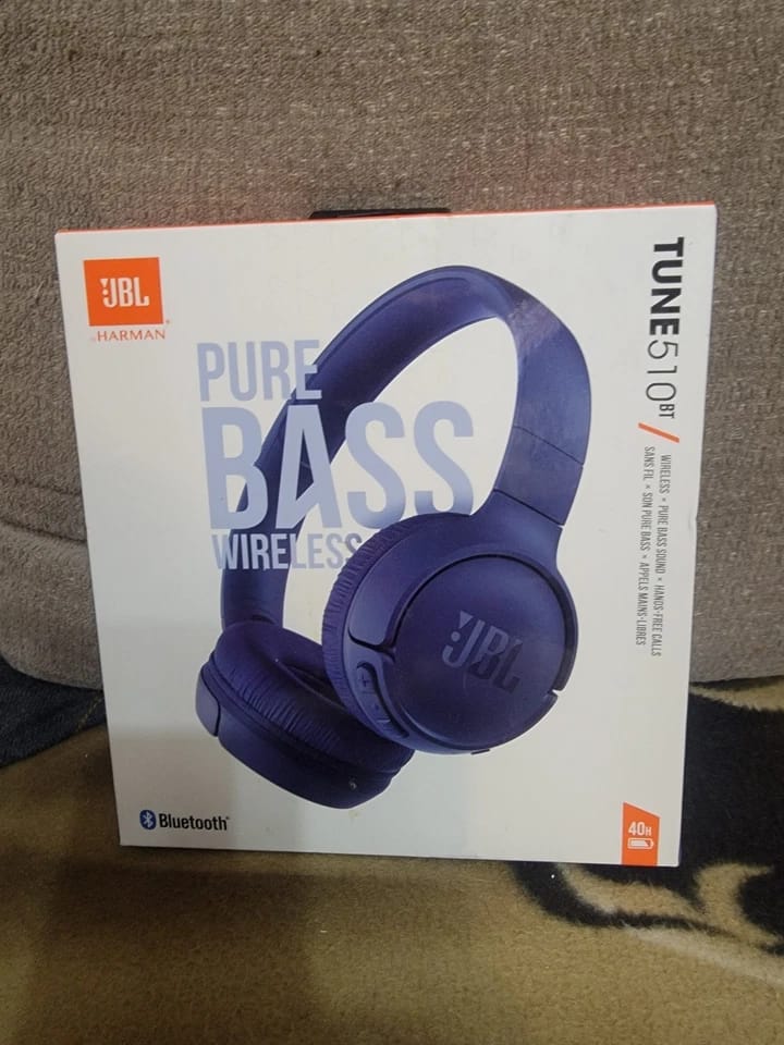 JBL Live 400BT Headphones & Earbuds New Blue