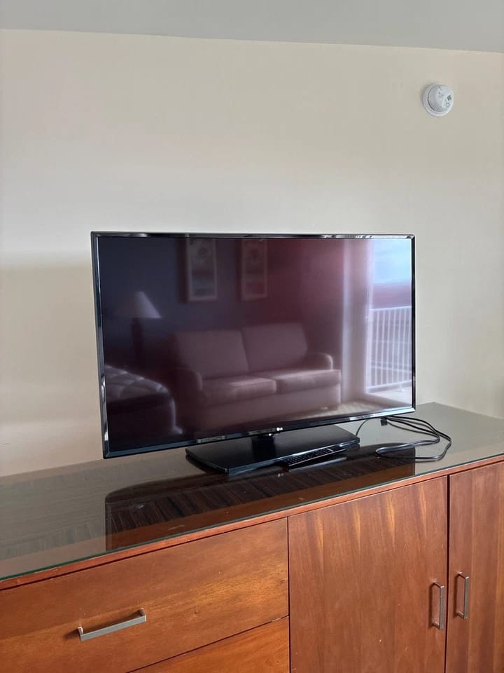 LG 50UQ70006LB TVs Used - Good Black